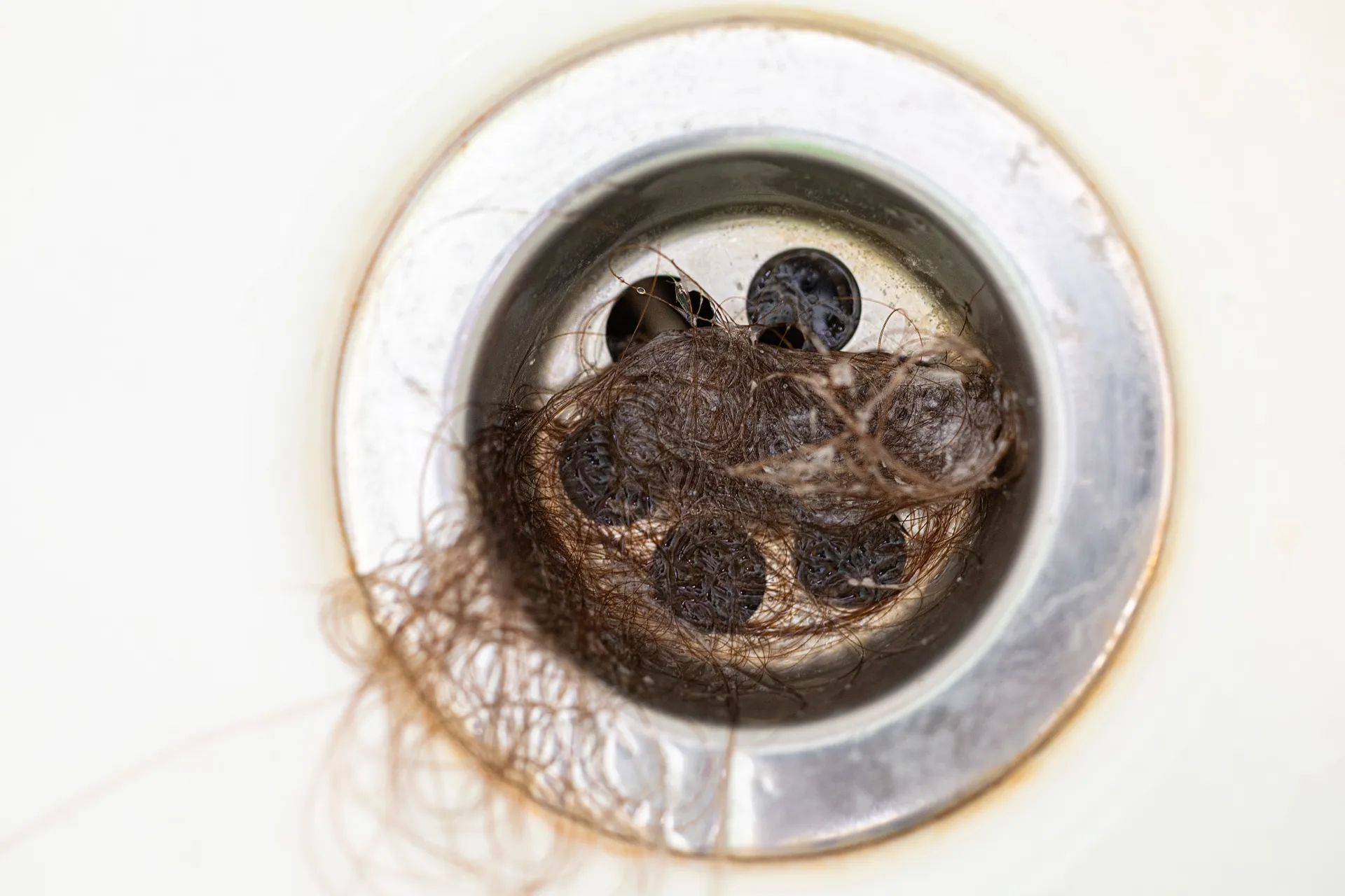 Bouchon de cheveux dans canalisation de douche - comment déboucher