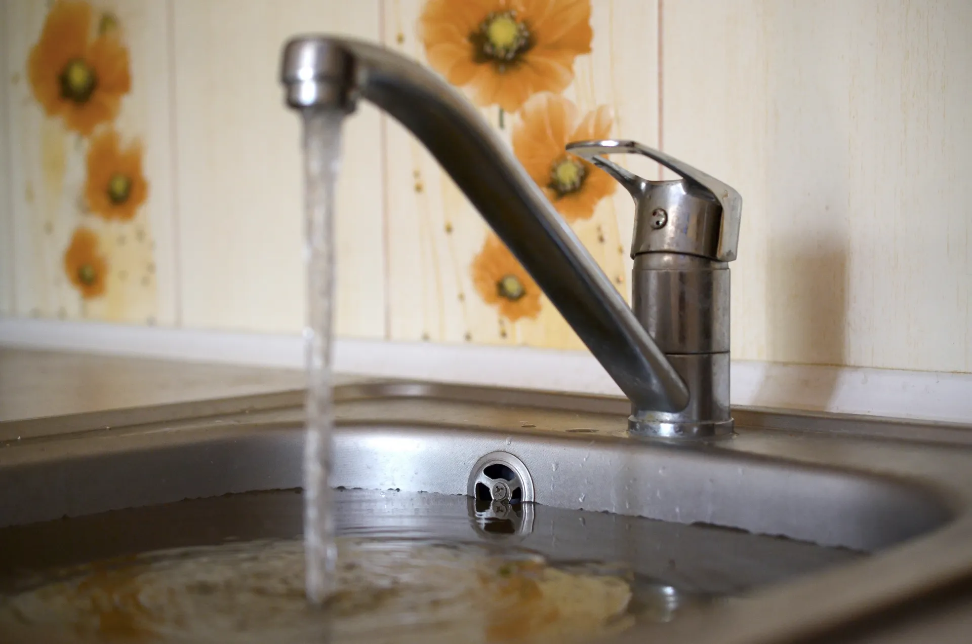 Siphon d'évier encrassé provoquant des mauvaises odeurs