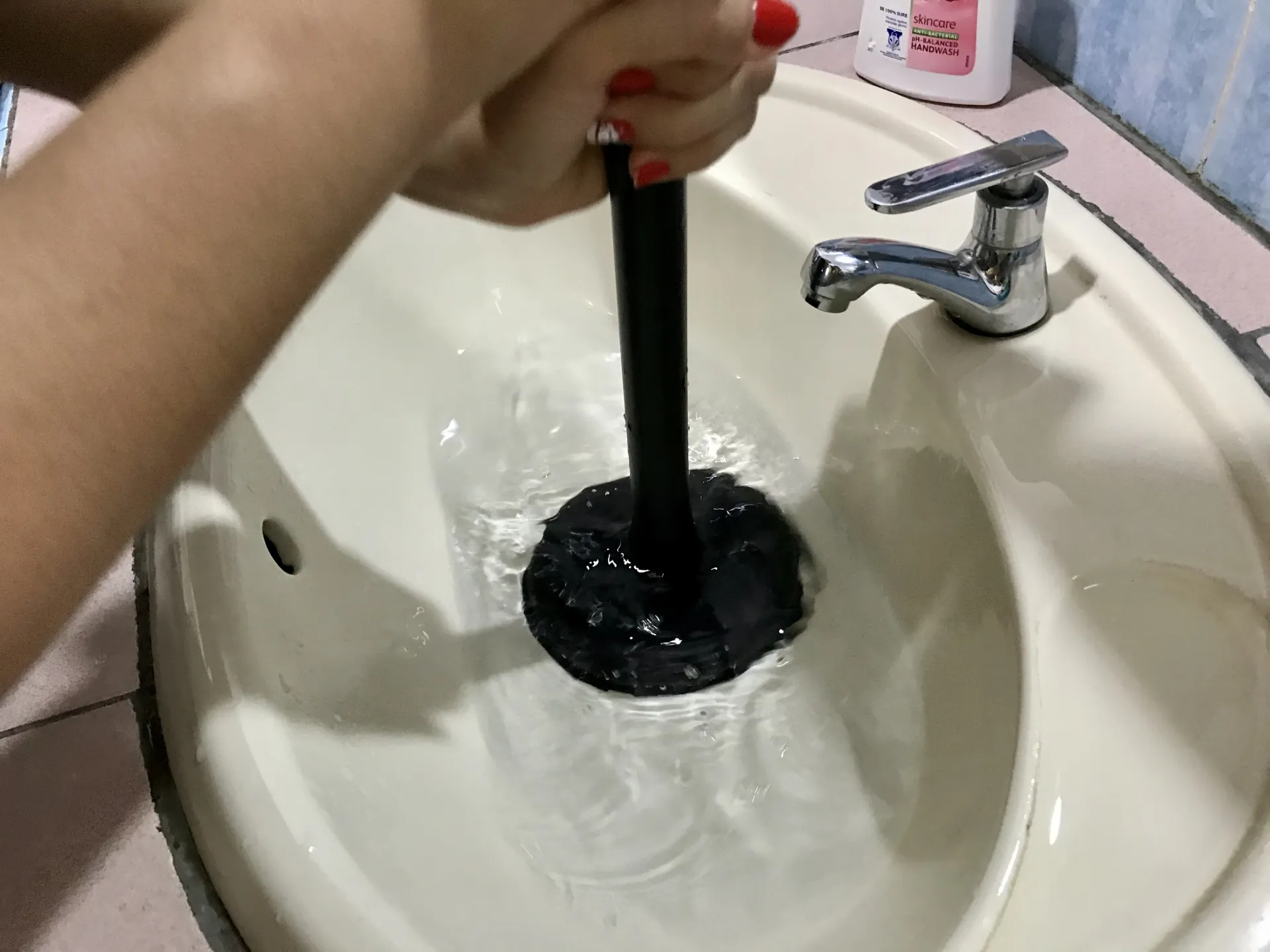 Glouglou canalisation : nettoyage du siphon sous évier