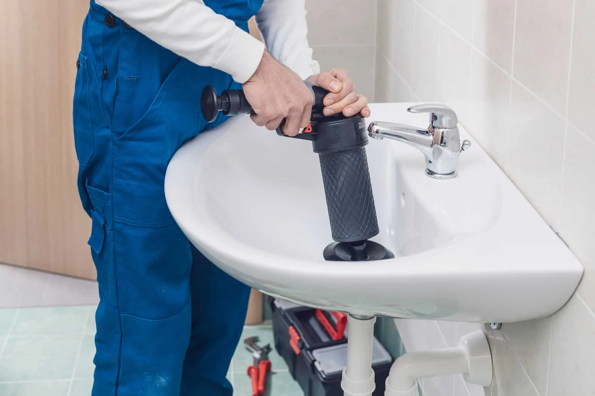 Débouchage lavabo et évier - Assistance Canalisation - Plombier professionnel débouche un évier Débouchage lavabo et évier - Assistance Canalisation - Plombier professionnel débouche un évier